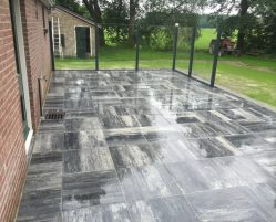 Terras met voegen van fugensand in Tijnje
