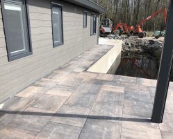 Bestrating, damwand, stelconplaten en gronverzet op terrein